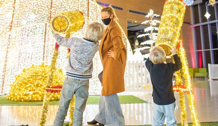 children decorating